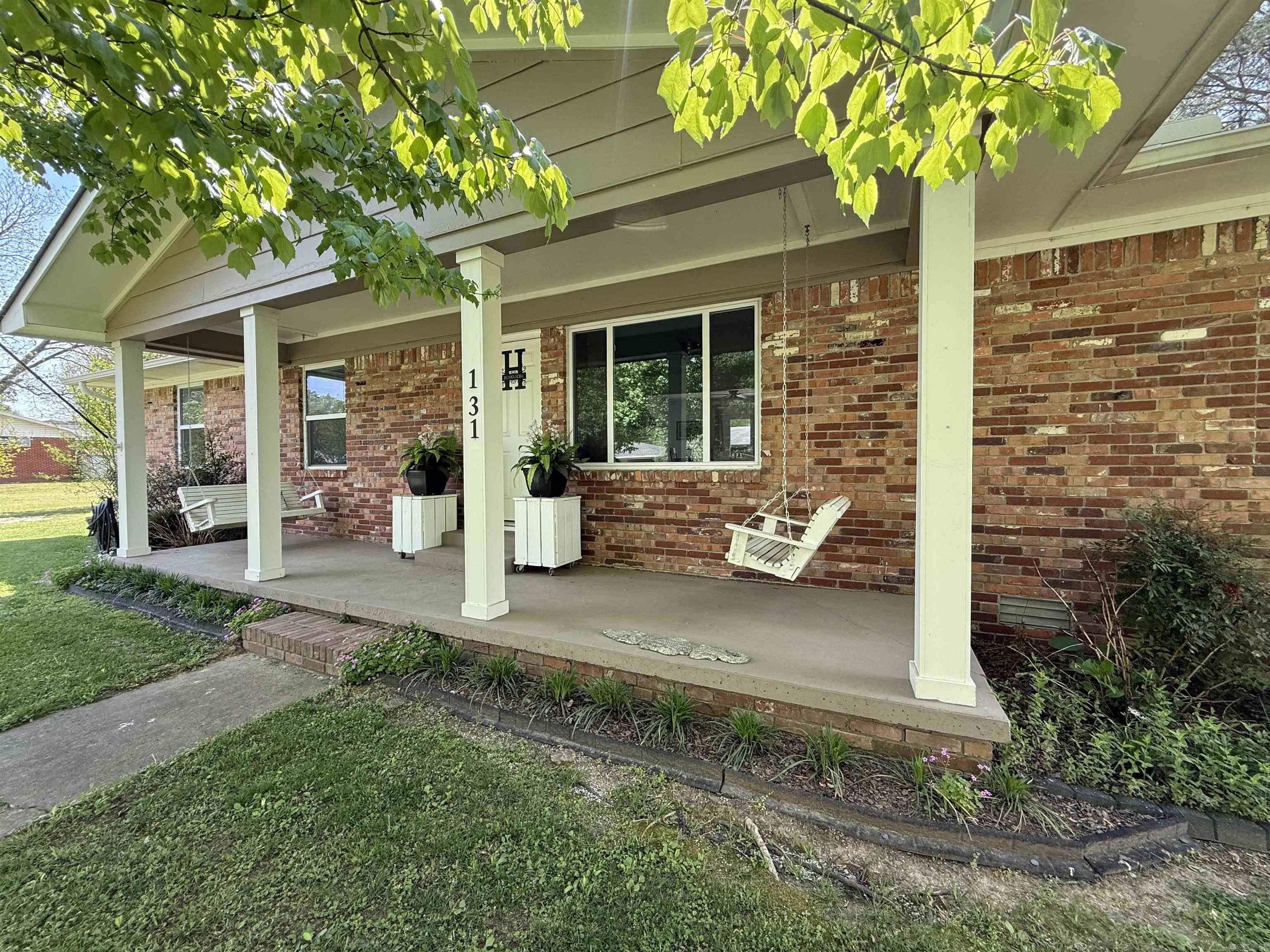 131 Cloverdale Boulevard