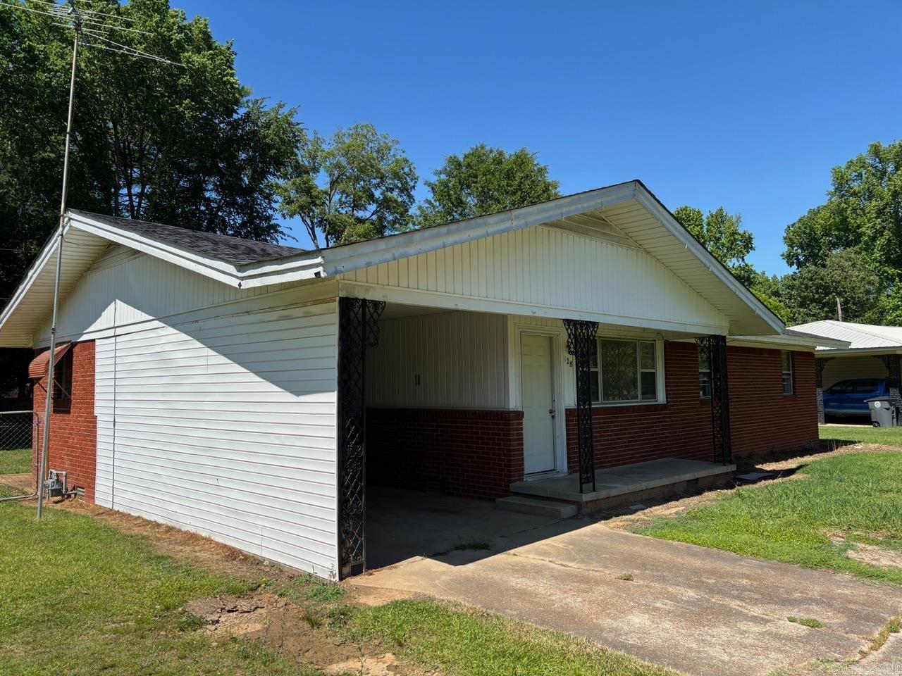 128 Cloverdale Blvd