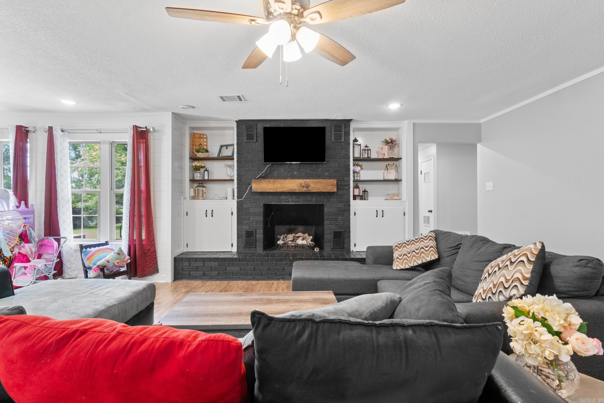 8 Susan Dr