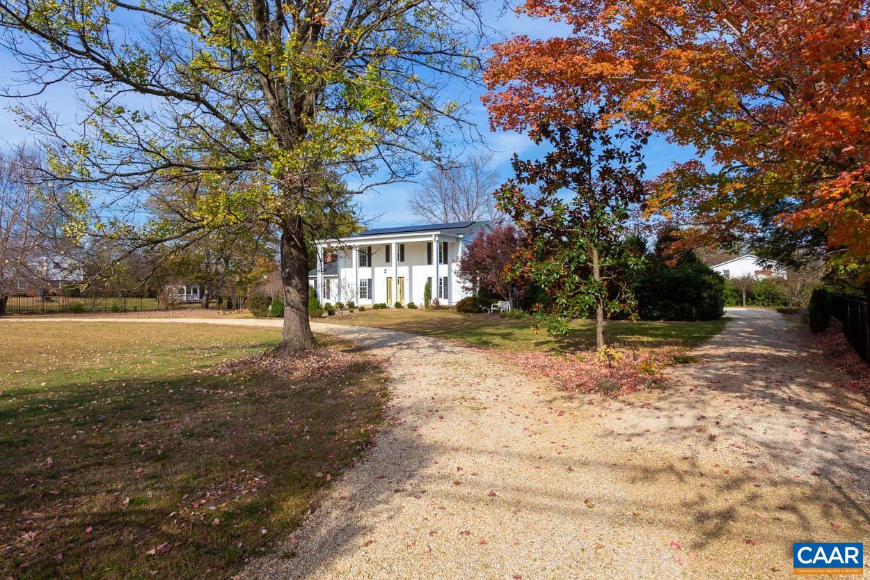 814 WOODLANDS RD