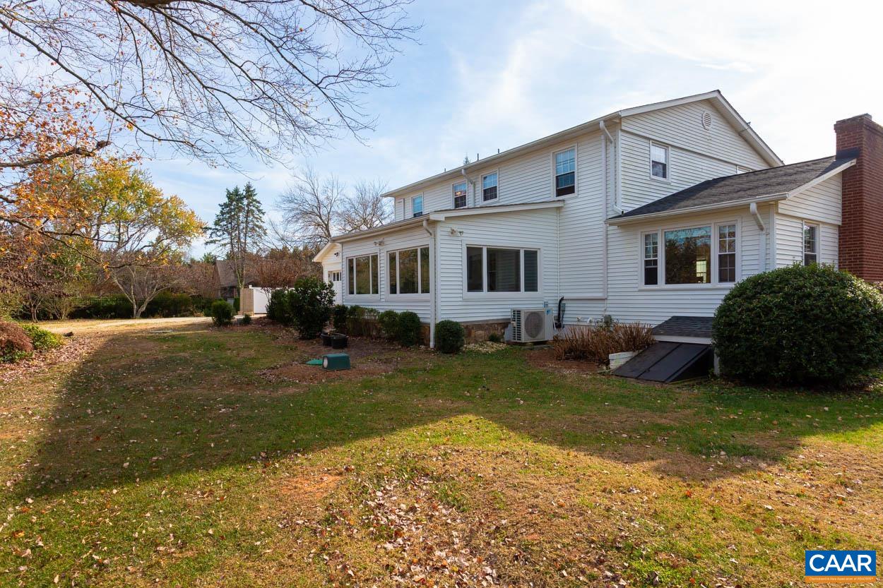 814 WOODLANDS RD