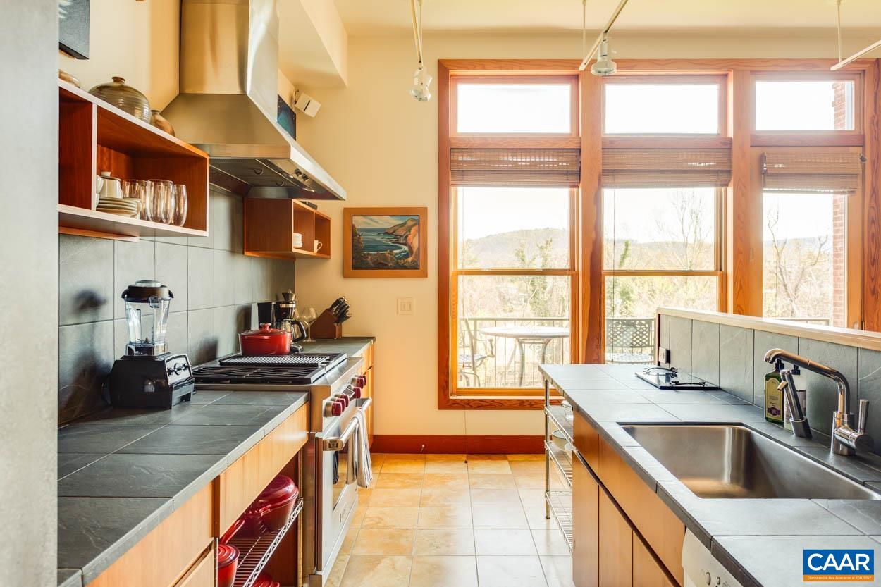 200 DOUGLAS AVE Unit: 3B