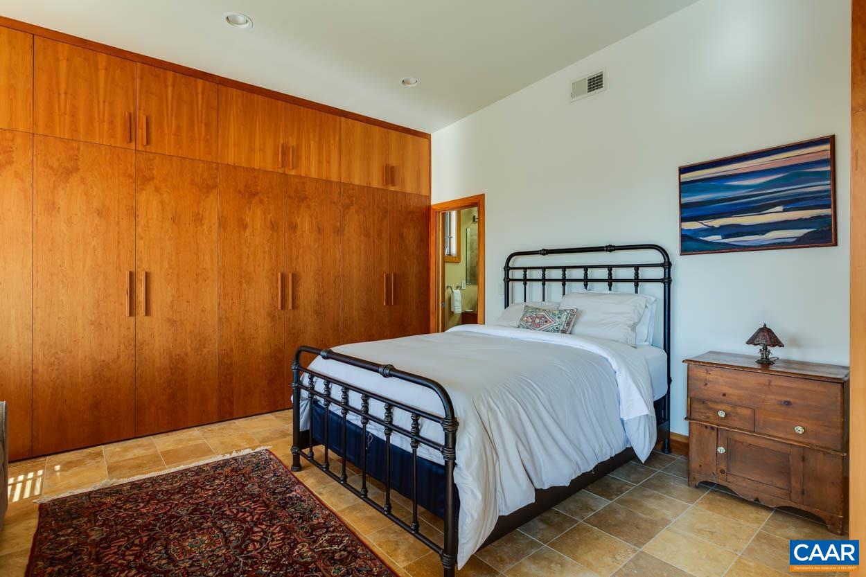 200 DOUGLAS AVE Unit: 3B