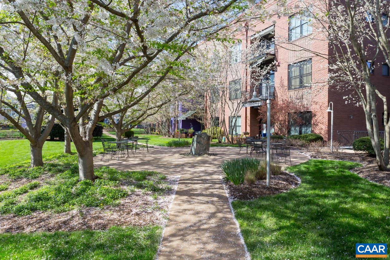 200 DOUGLAS AVE Unit: 3B