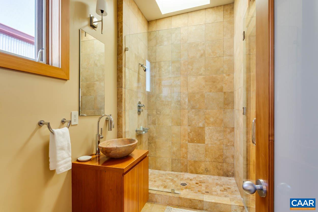 200 DOUGLAS AVE Unit: 3B