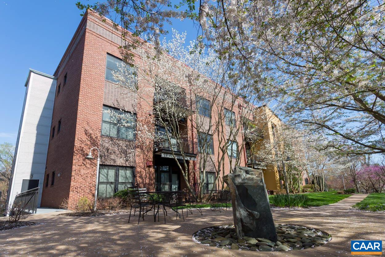 200 DOUGLAS AVE Unit: 3B