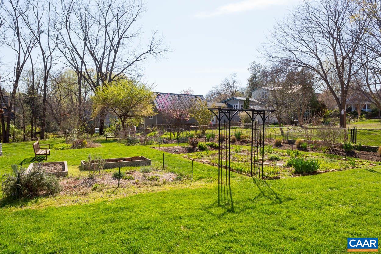 200 DOUGLAS AVE Unit: 3B