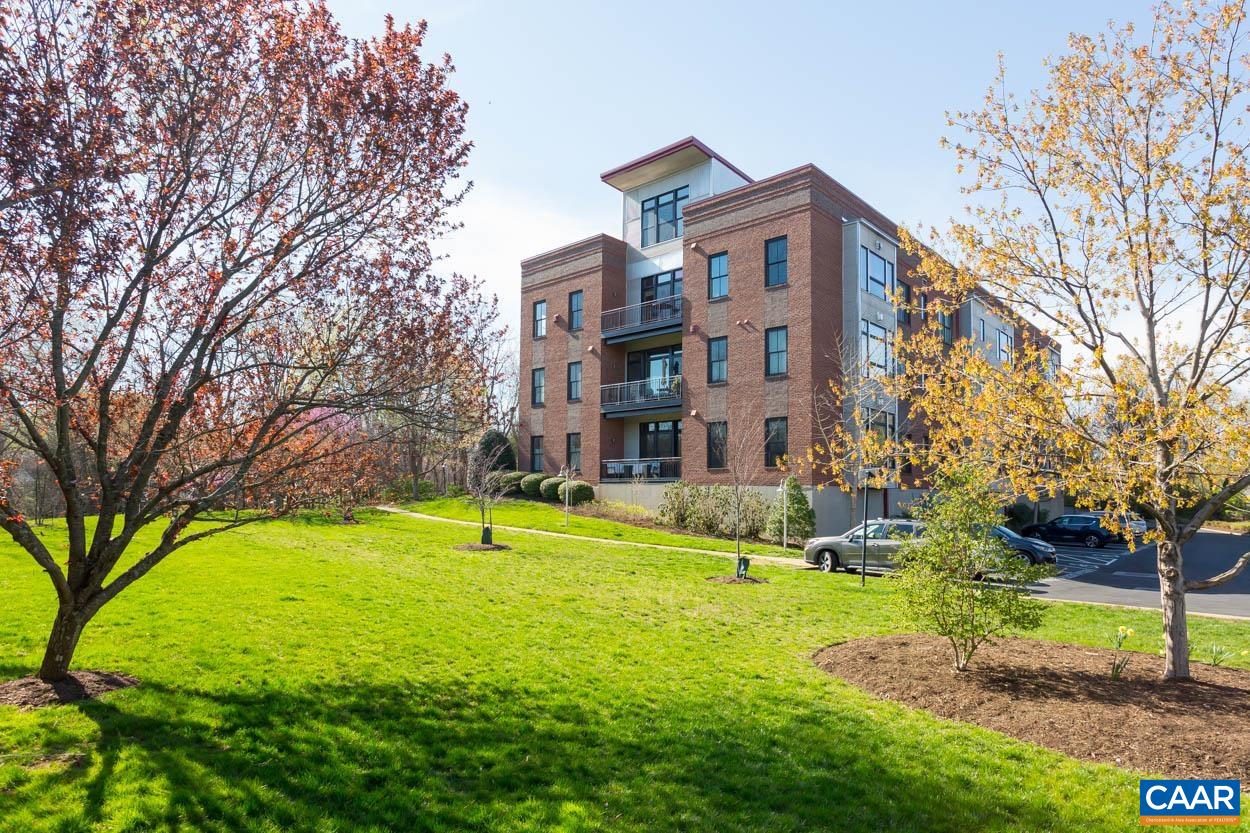 200 DOUGLAS AVE Unit: 3B