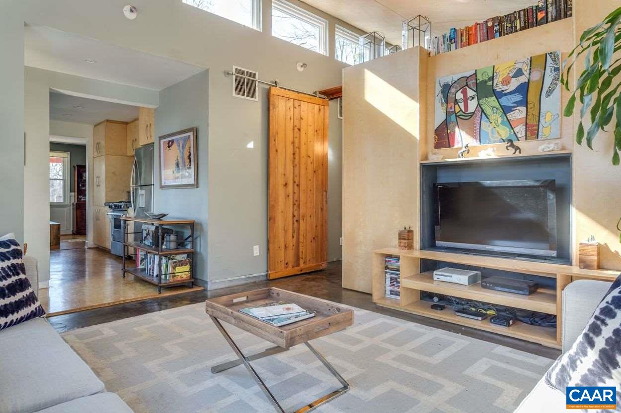 1433 GENTRY LN