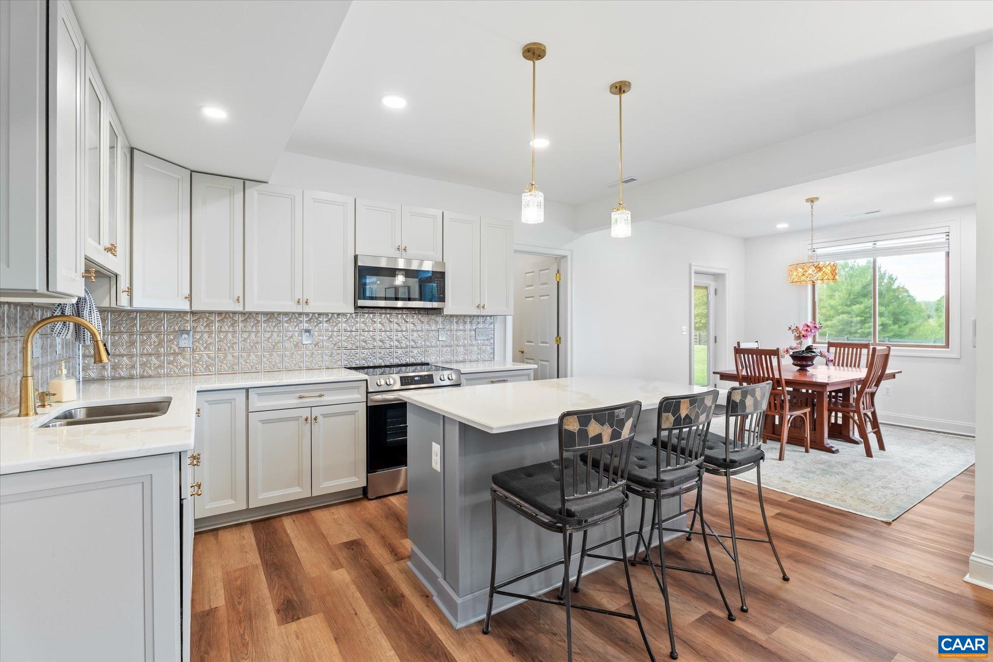 540 SUNRISE LN