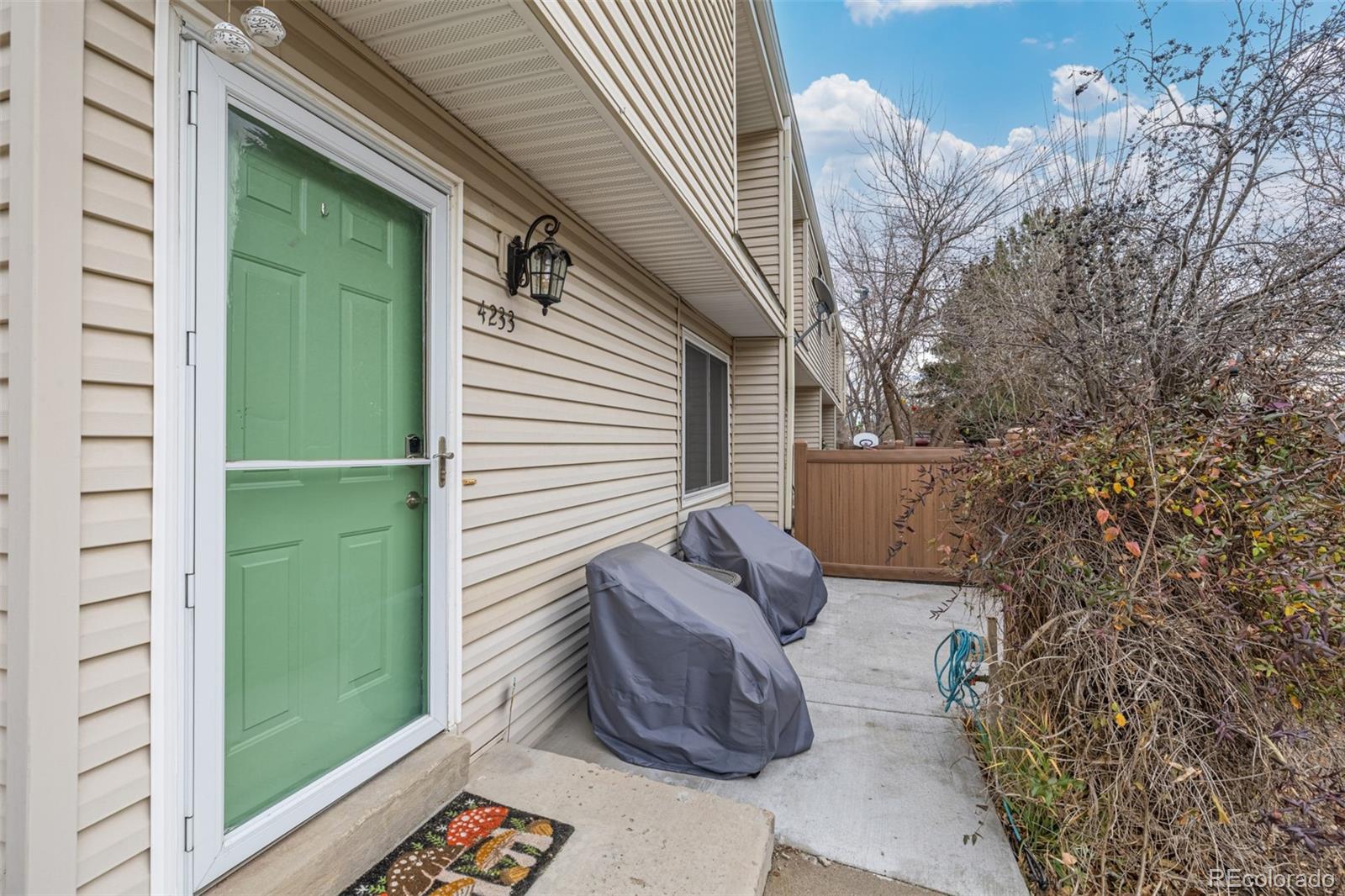 4233 E Maplewood Way