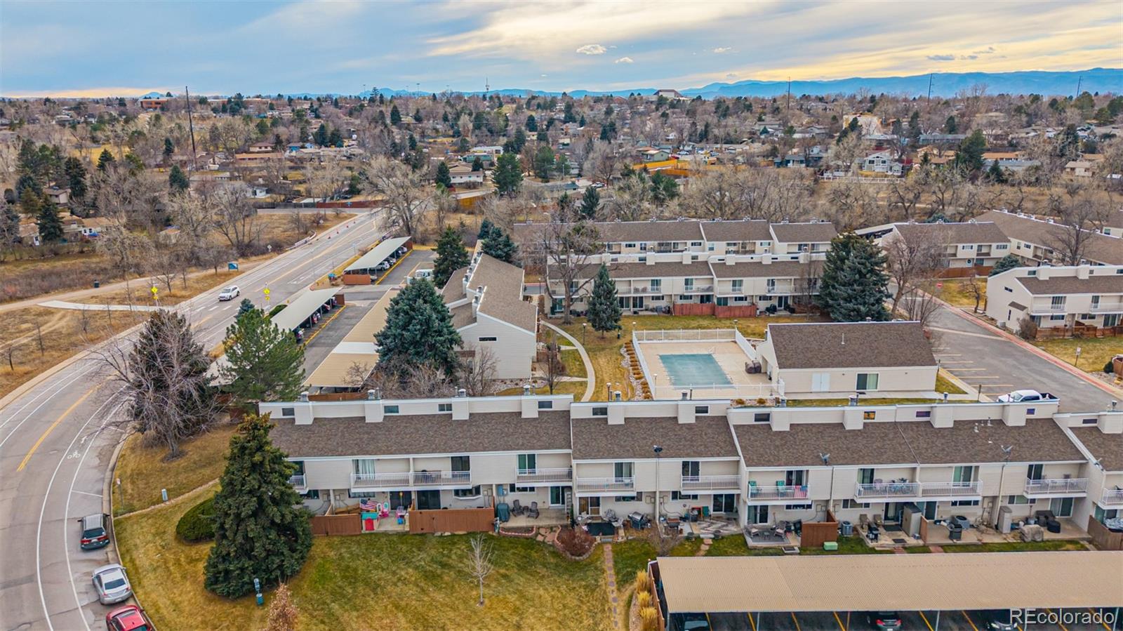 4233 E Maplewood Way