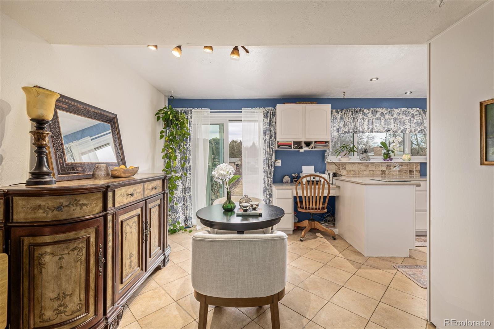 4233 E Maplewood Way