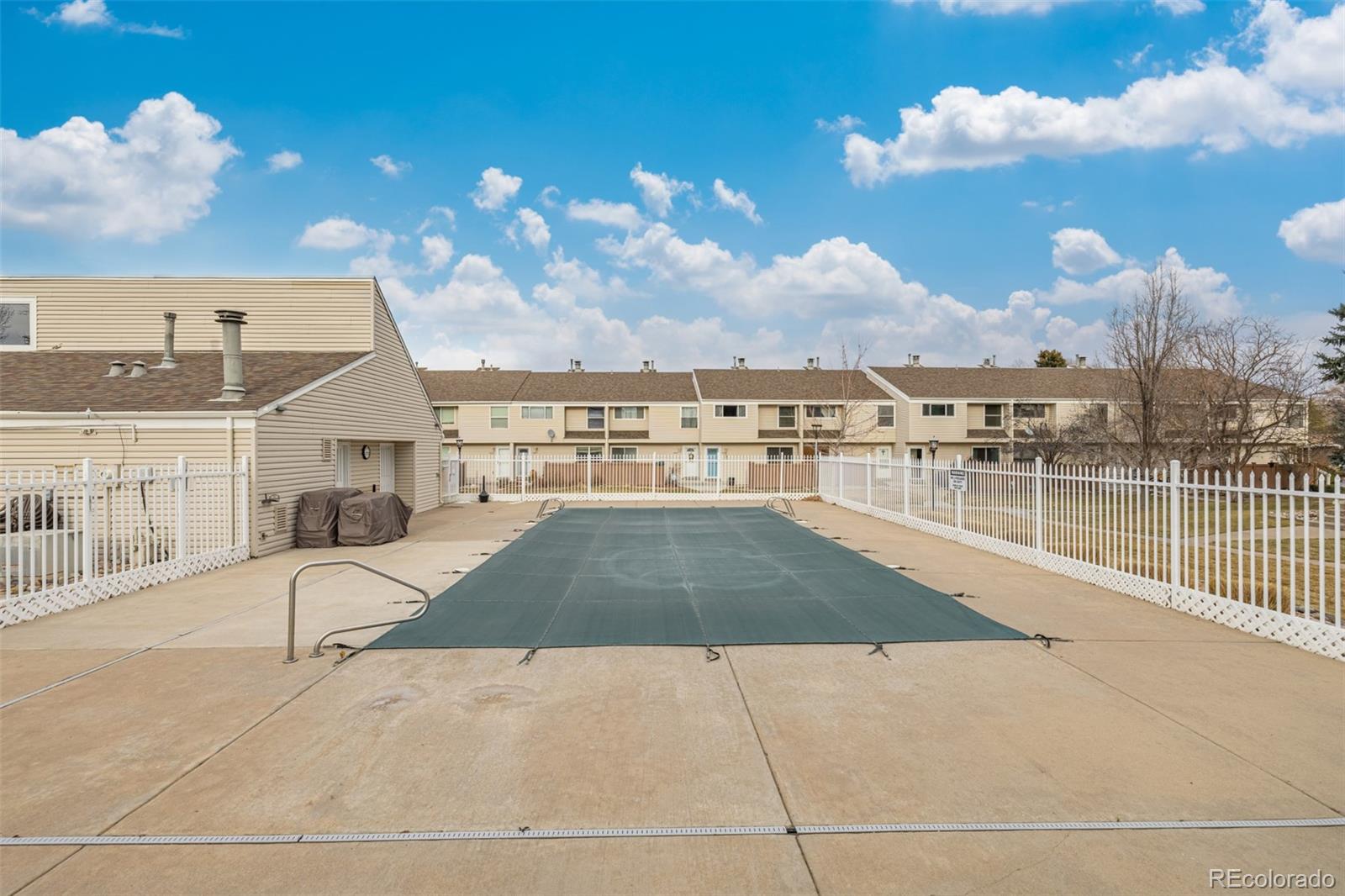 4233 E Maplewood Way