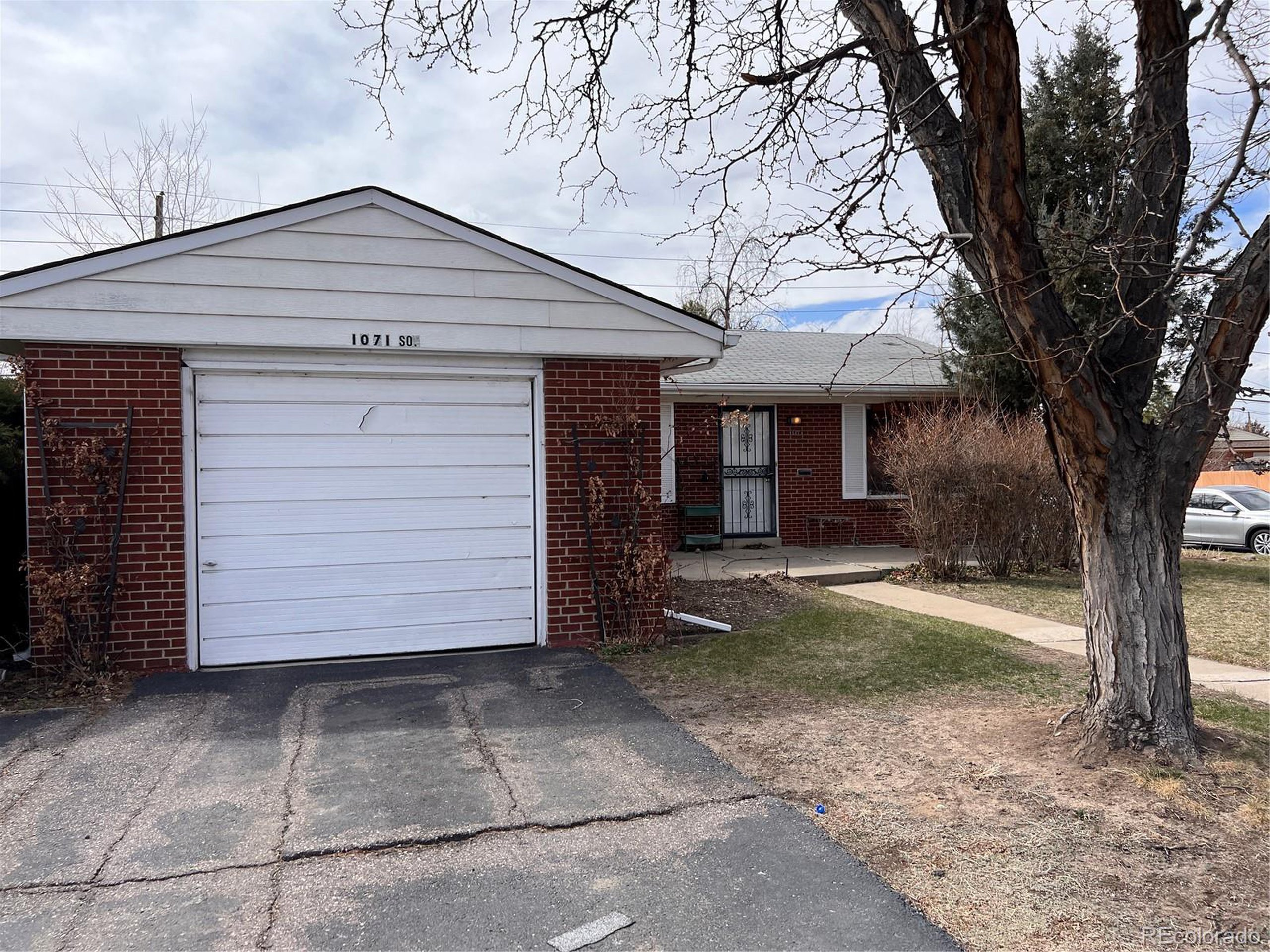 1071 S Holly St