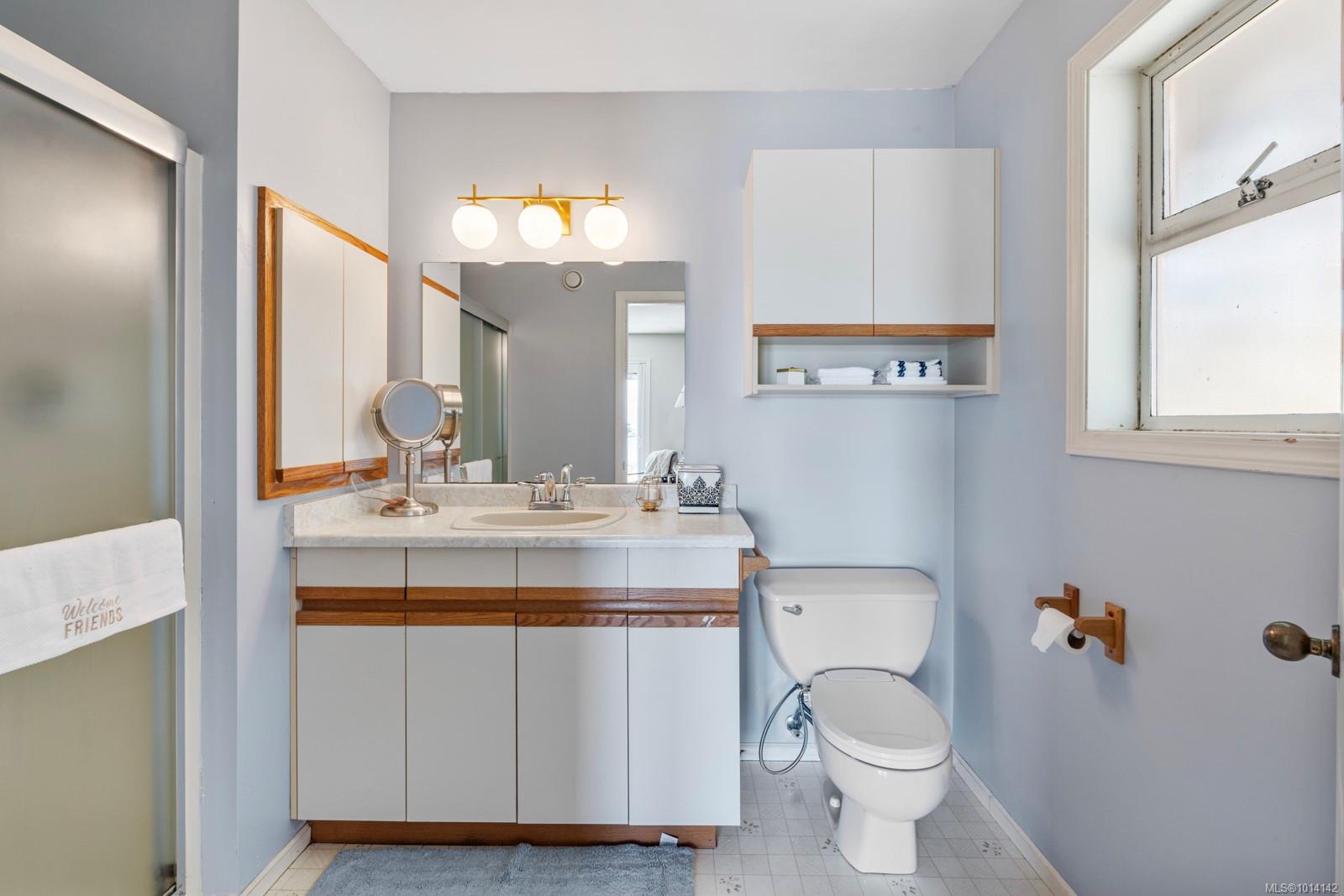 3905B Cadboro Bay Rd