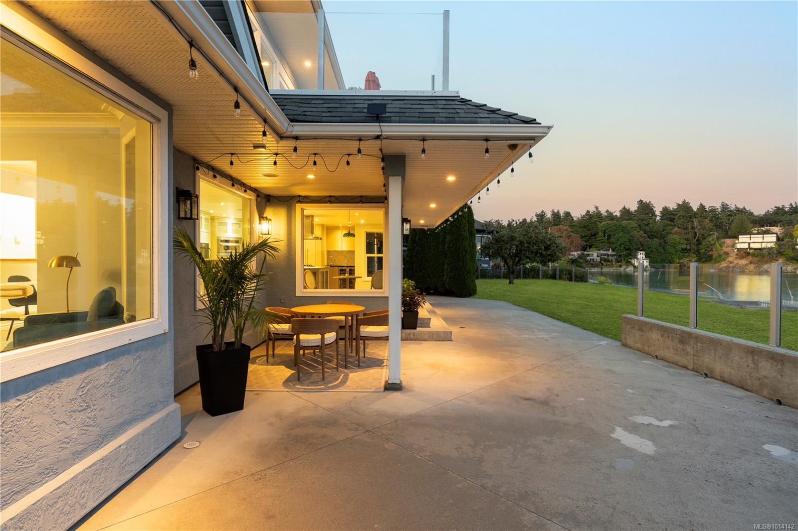 3905B Cadboro Bay Rd