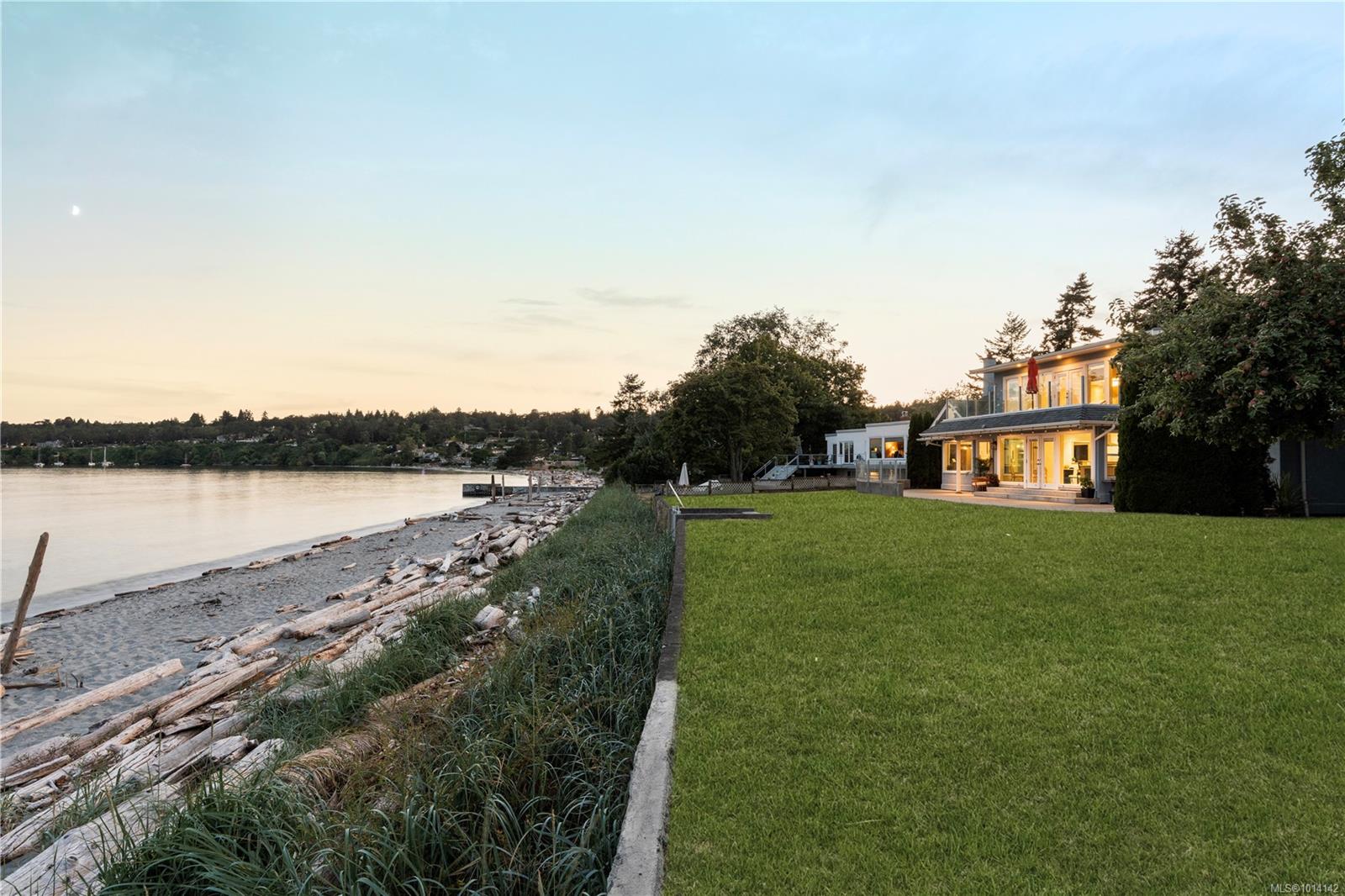 3905B Cadboro Bay Rd