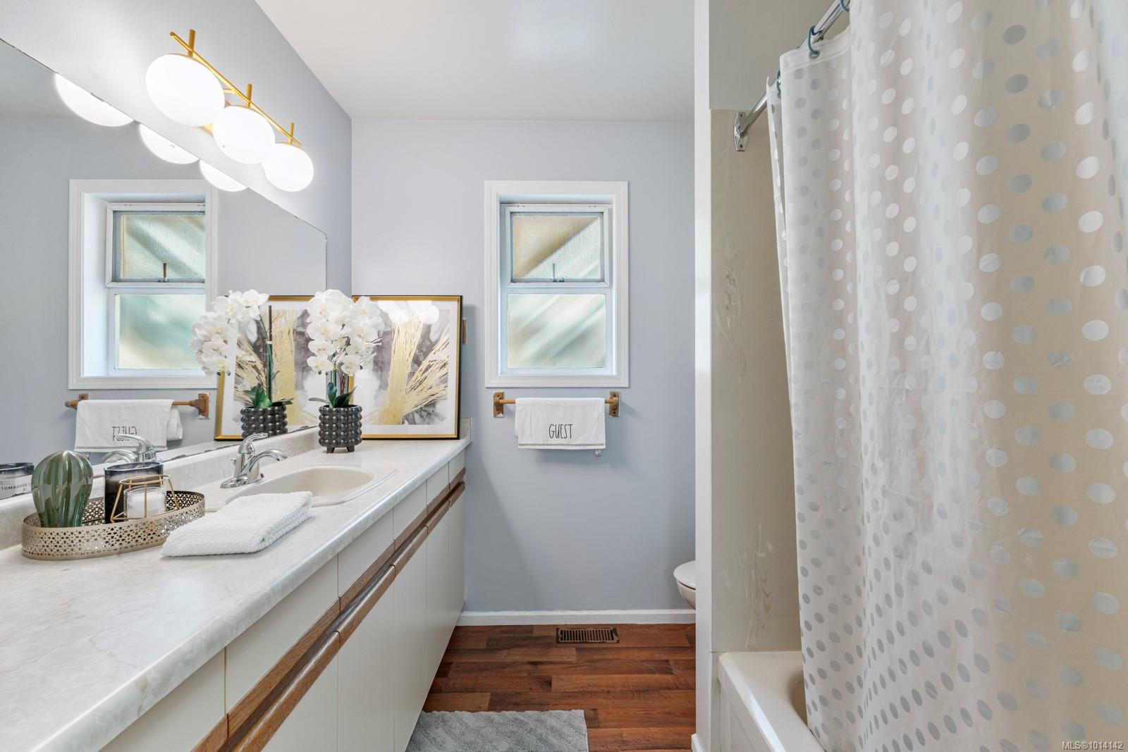 3905B Cadboro Bay Rd