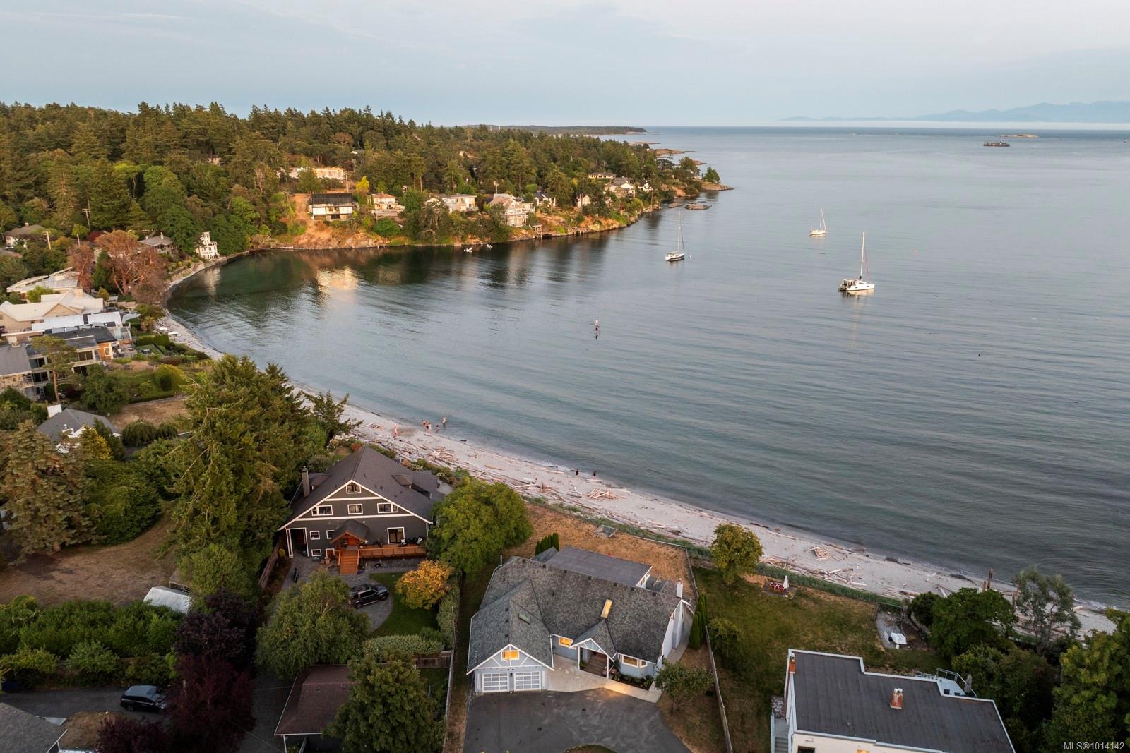 3905B Cadboro Bay Rd