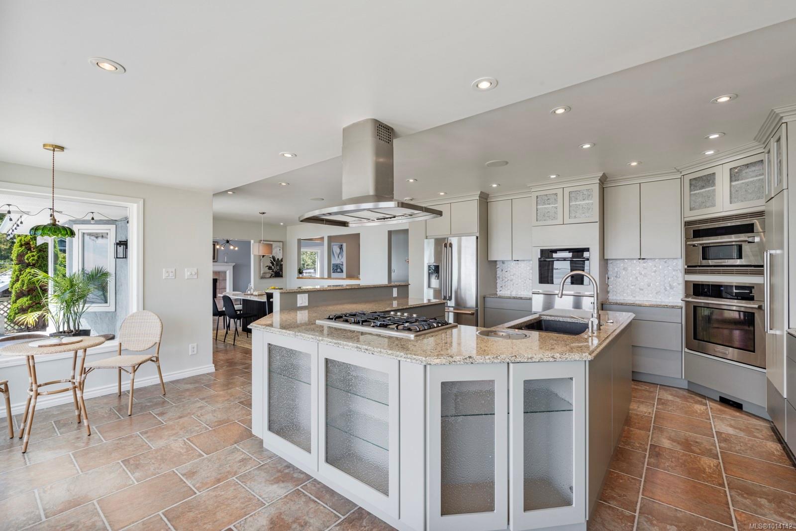 3905B Cadboro Bay Rd