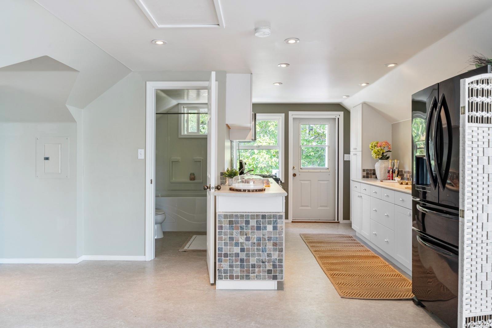 3905B Cadboro Bay Rd