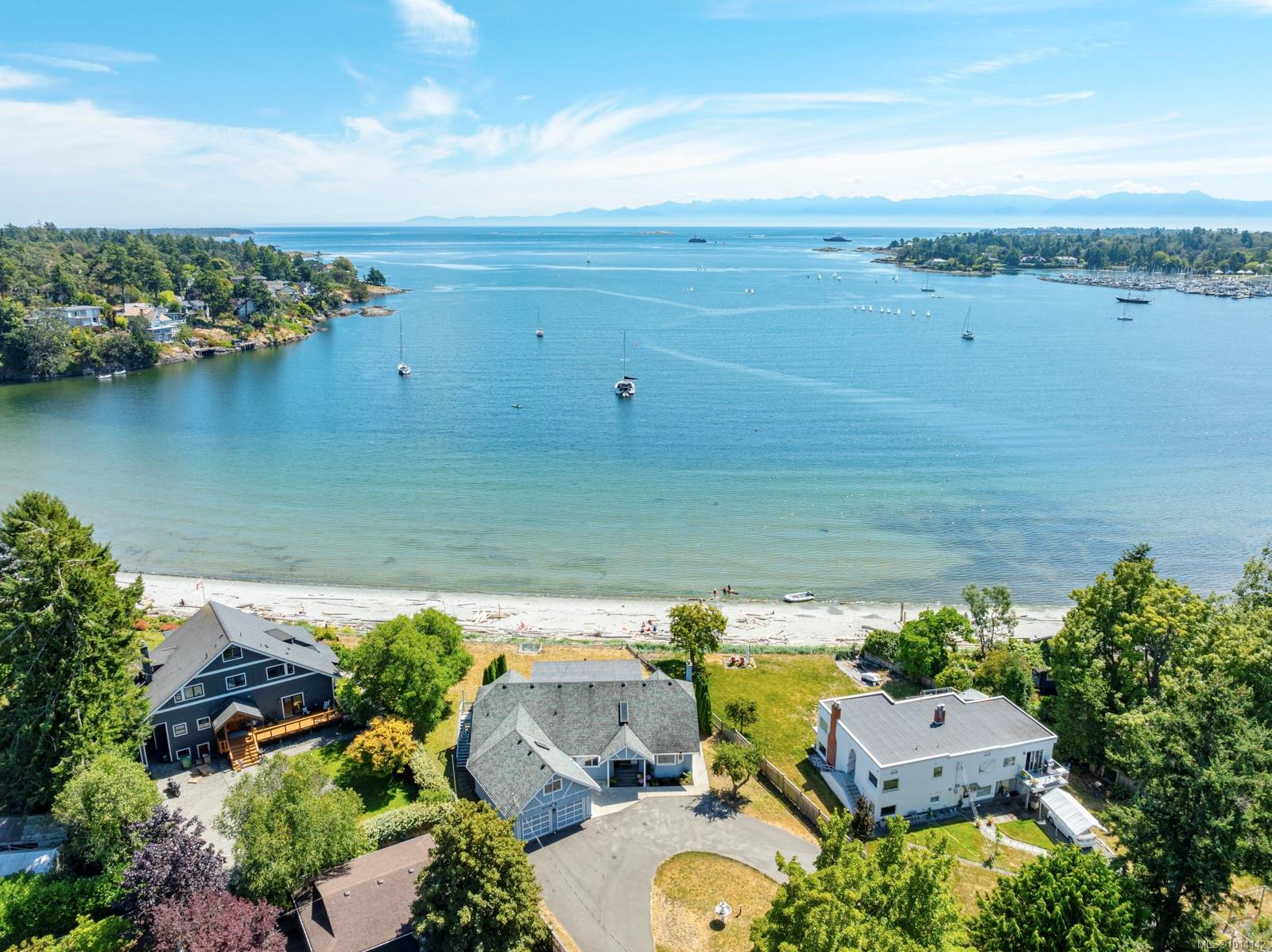 3905B Cadboro Bay Rd