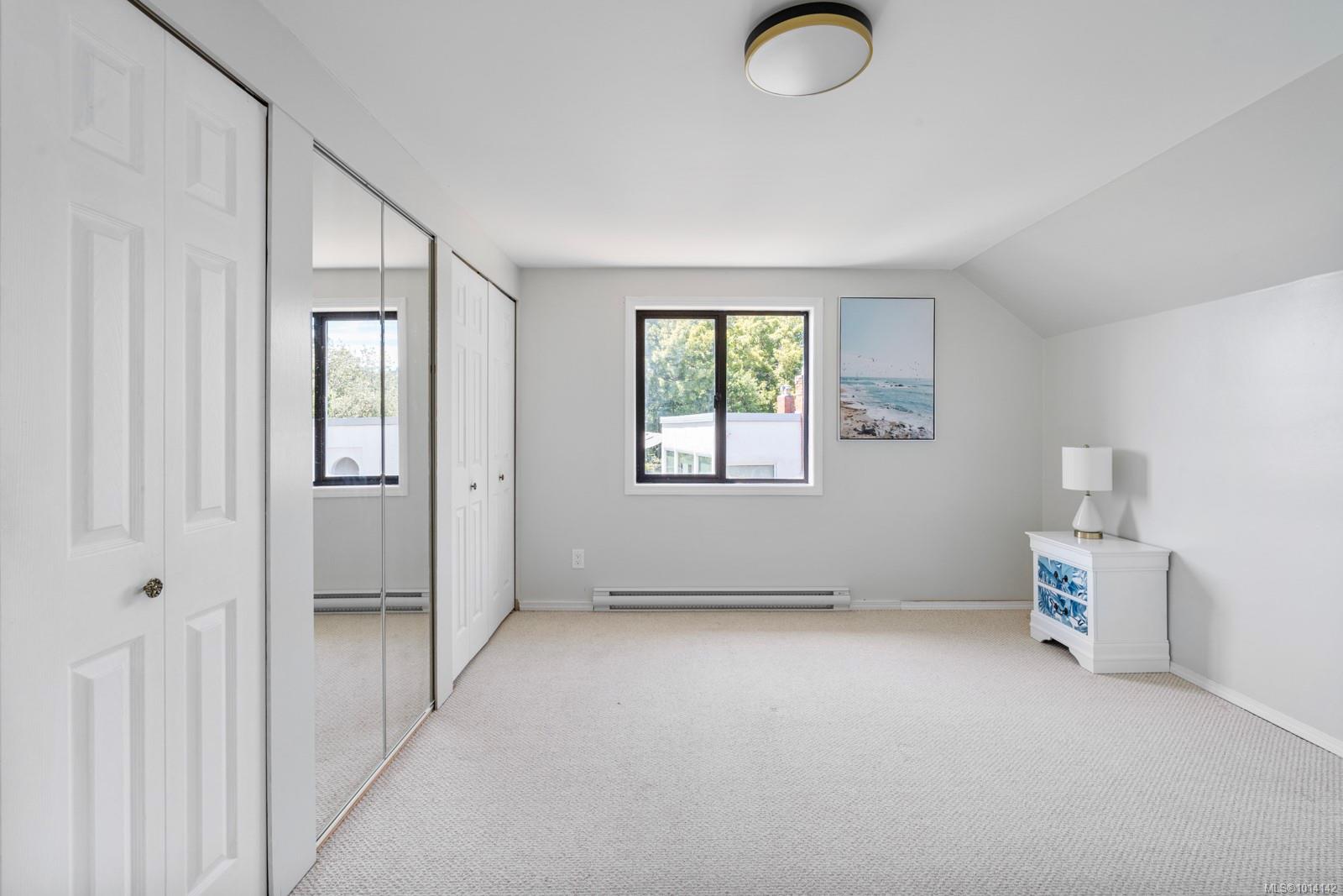 3905B Cadboro Bay Rd