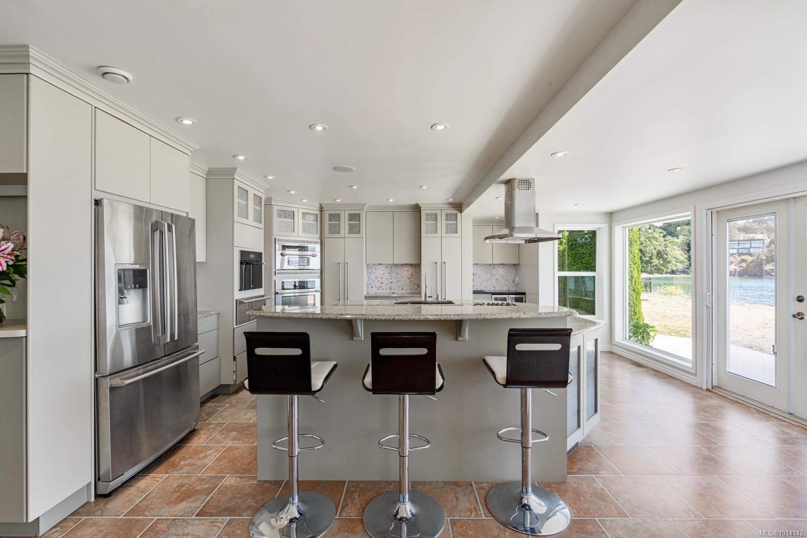 3905B Cadboro Bay Rd