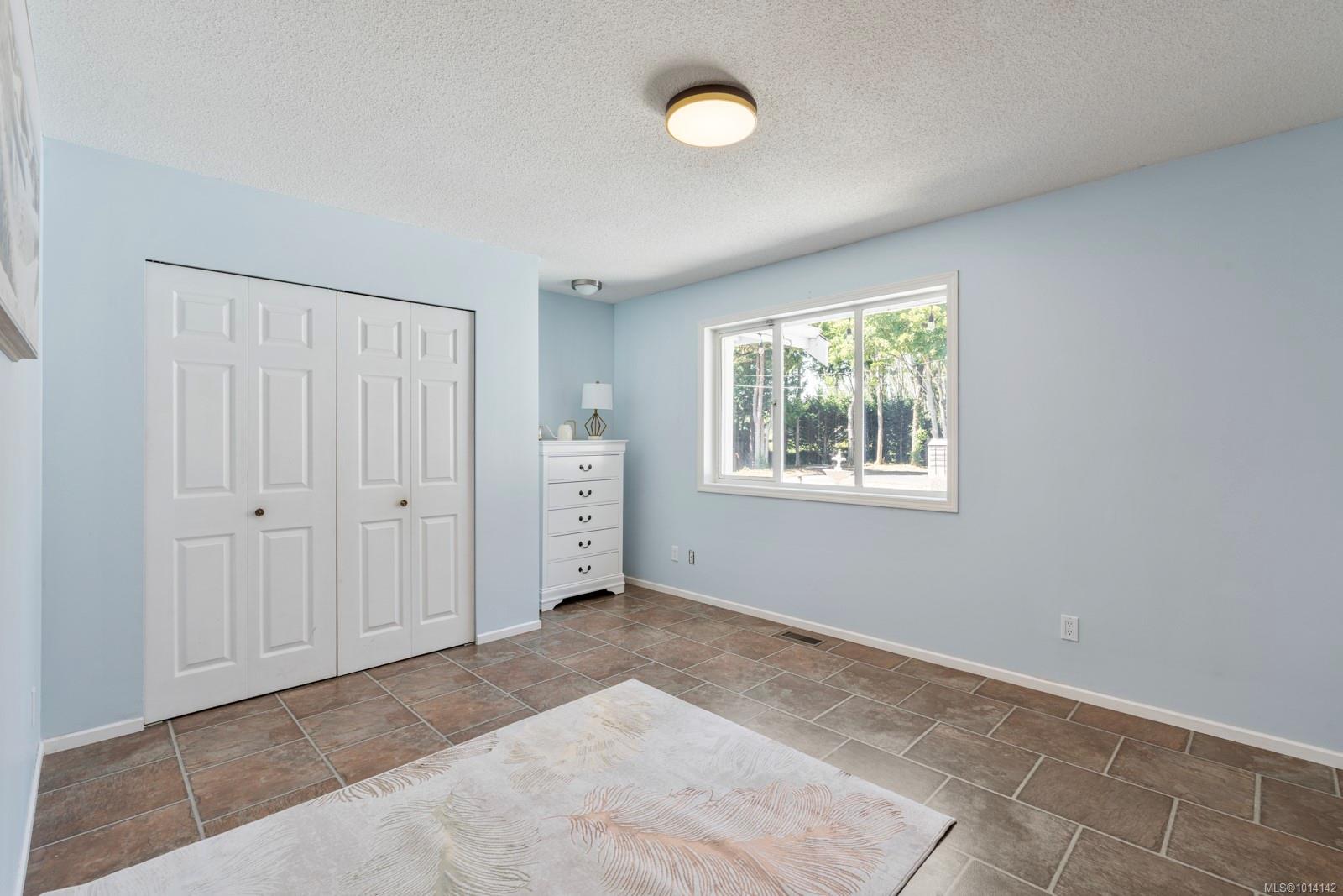 3905B Cadboro Bay Rd