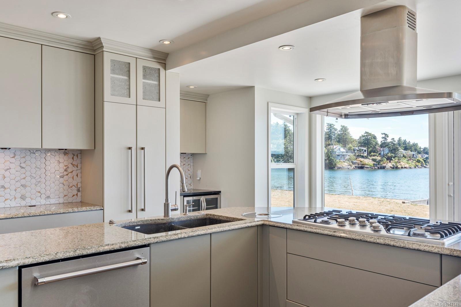 3905B Cadboro Bay Rd