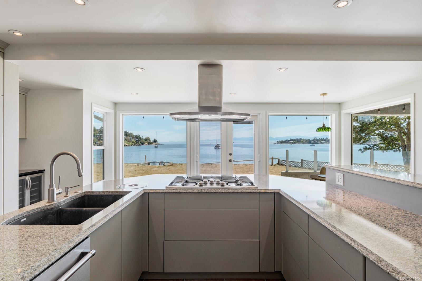 3905B Cadboro Bay Rd