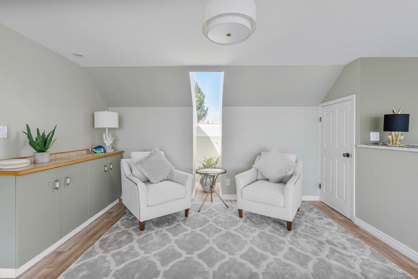 3905B Cadboro Bay Rd