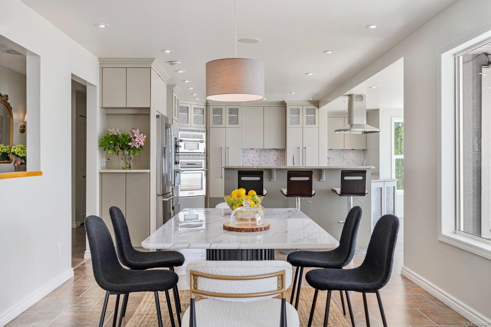 3905B Cadboro Bay Rd