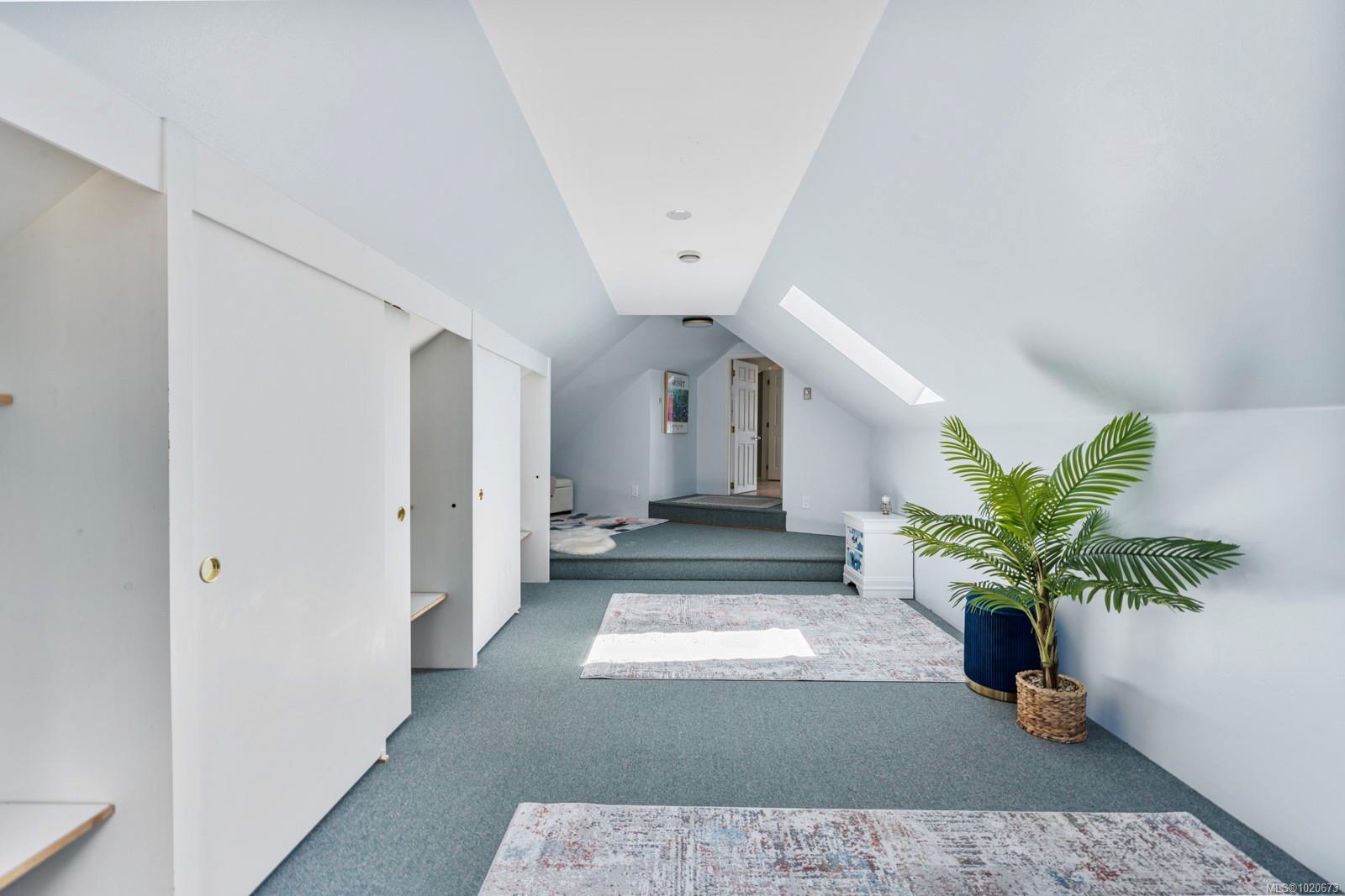 3905B Cadboro Bay Rd