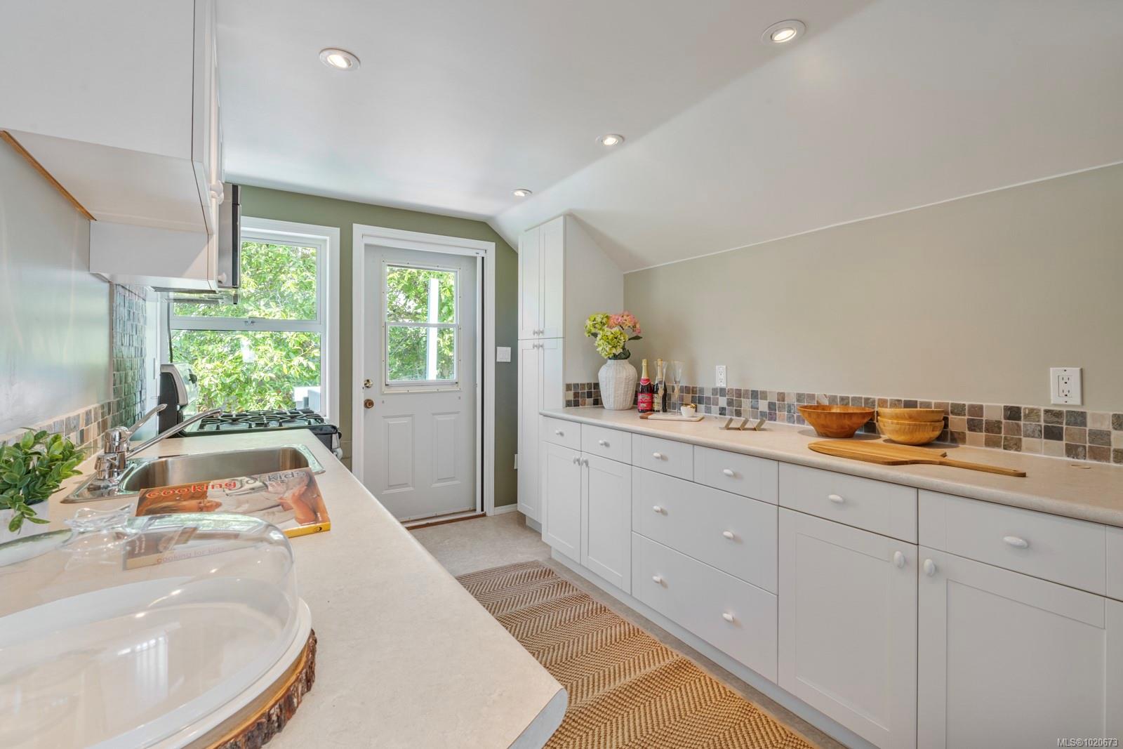 3905B Cadboro Bay Rd