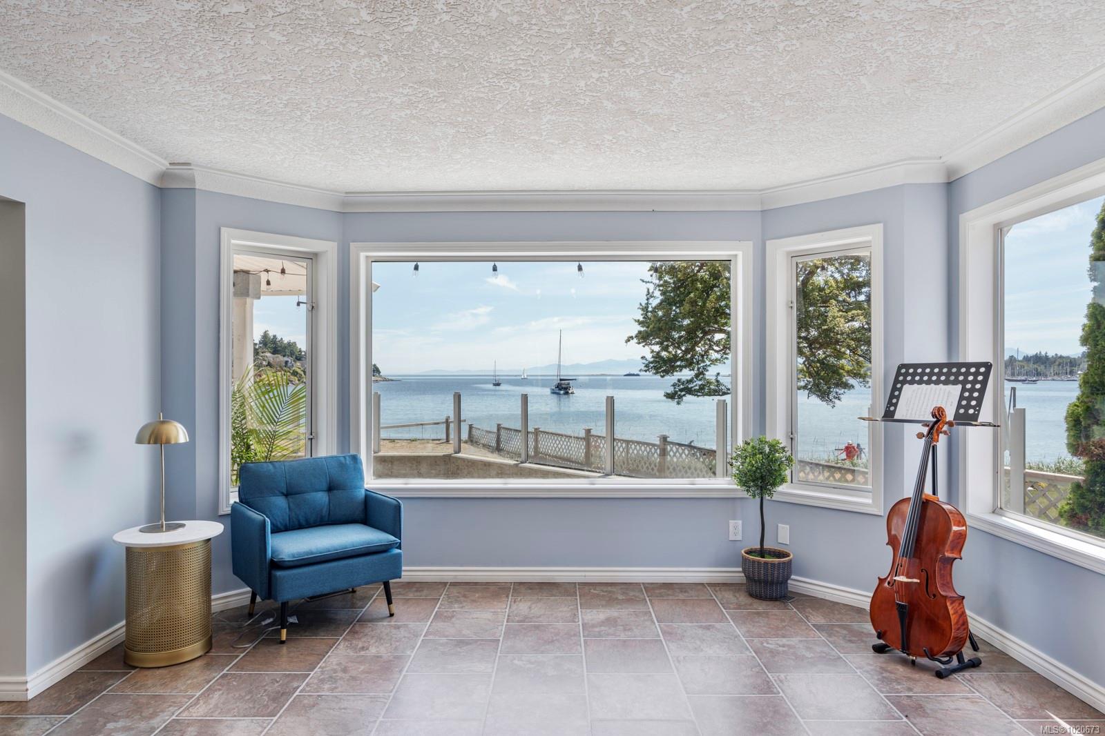 3905B Cadboro Bay Rd