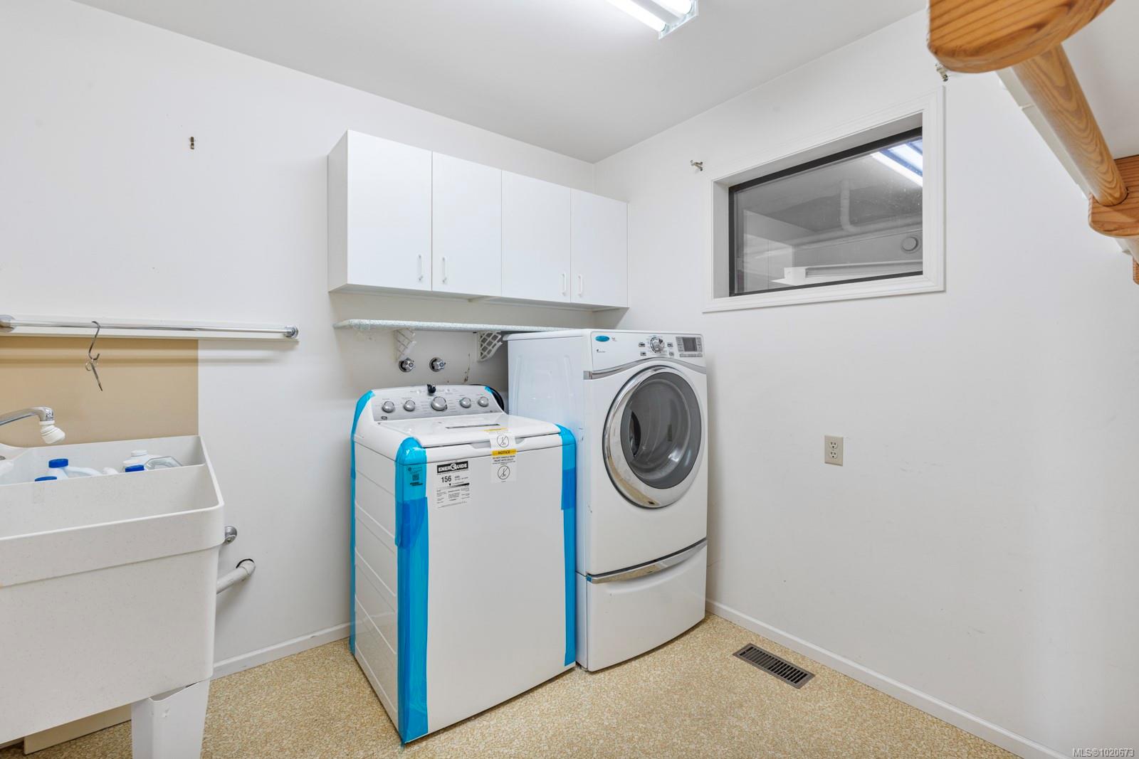 3905B Cadboro Bay Rd