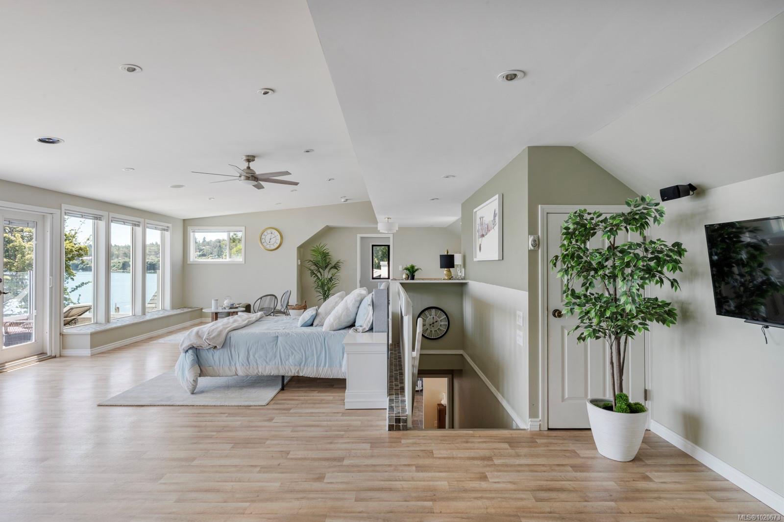 3905B Cadboro Bay Rd