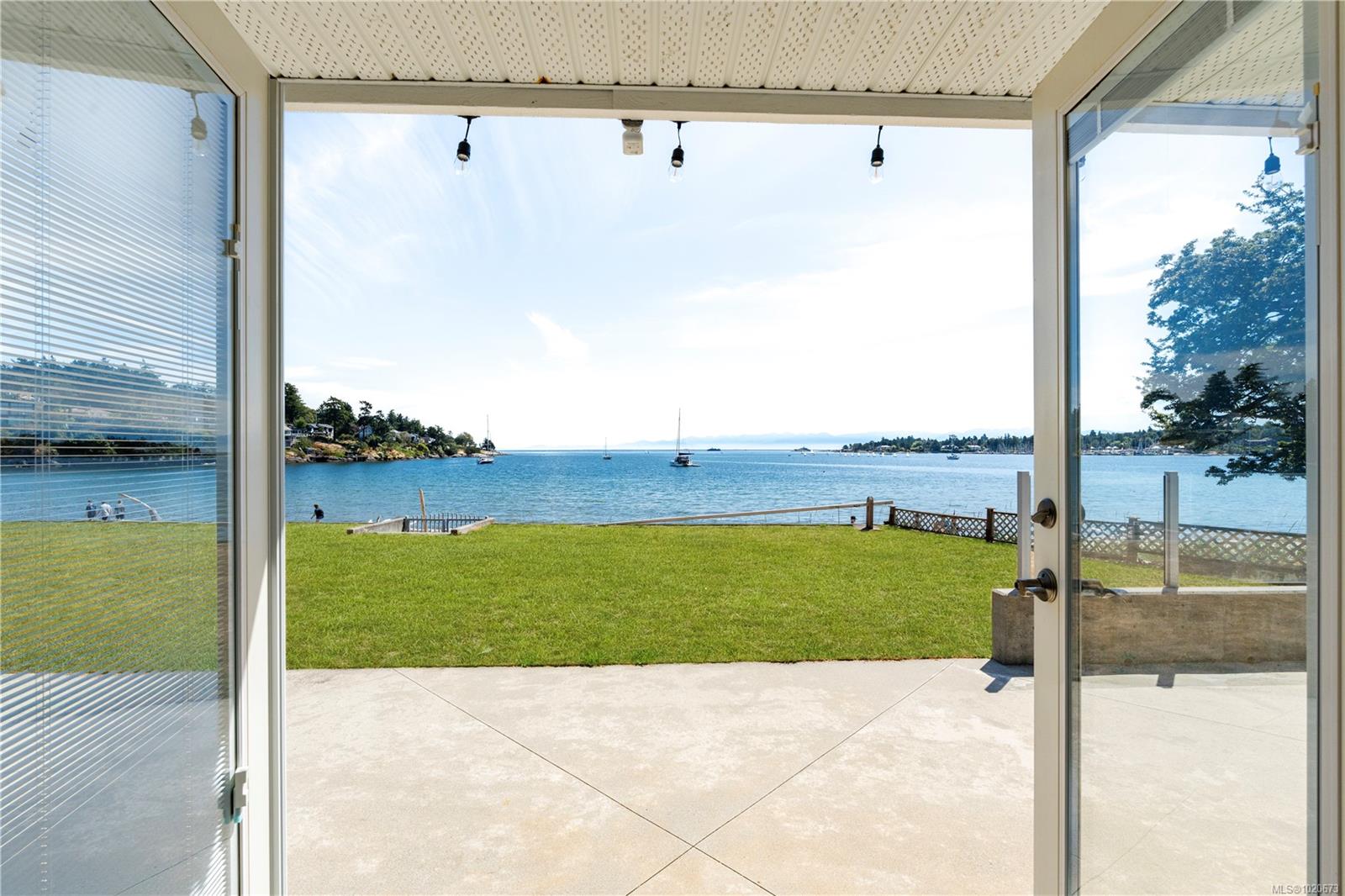 3905B Cadboro Bay Rd