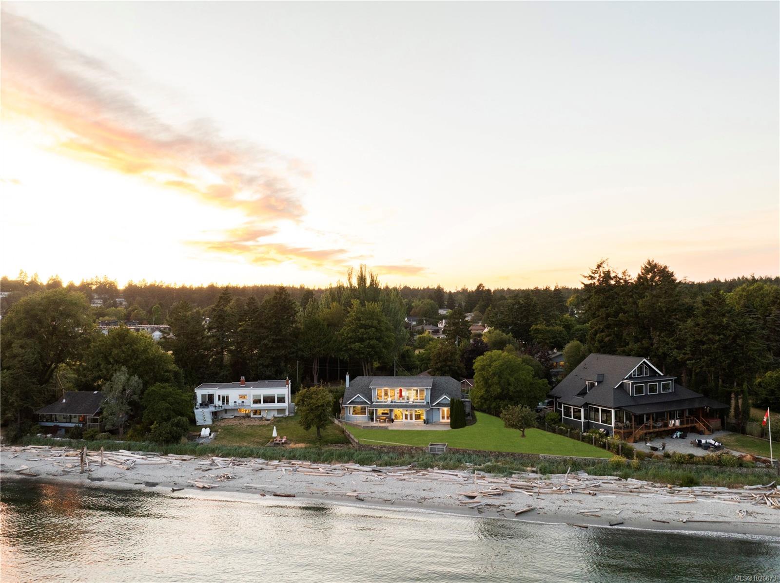 3905B Cadboro Bay Rd