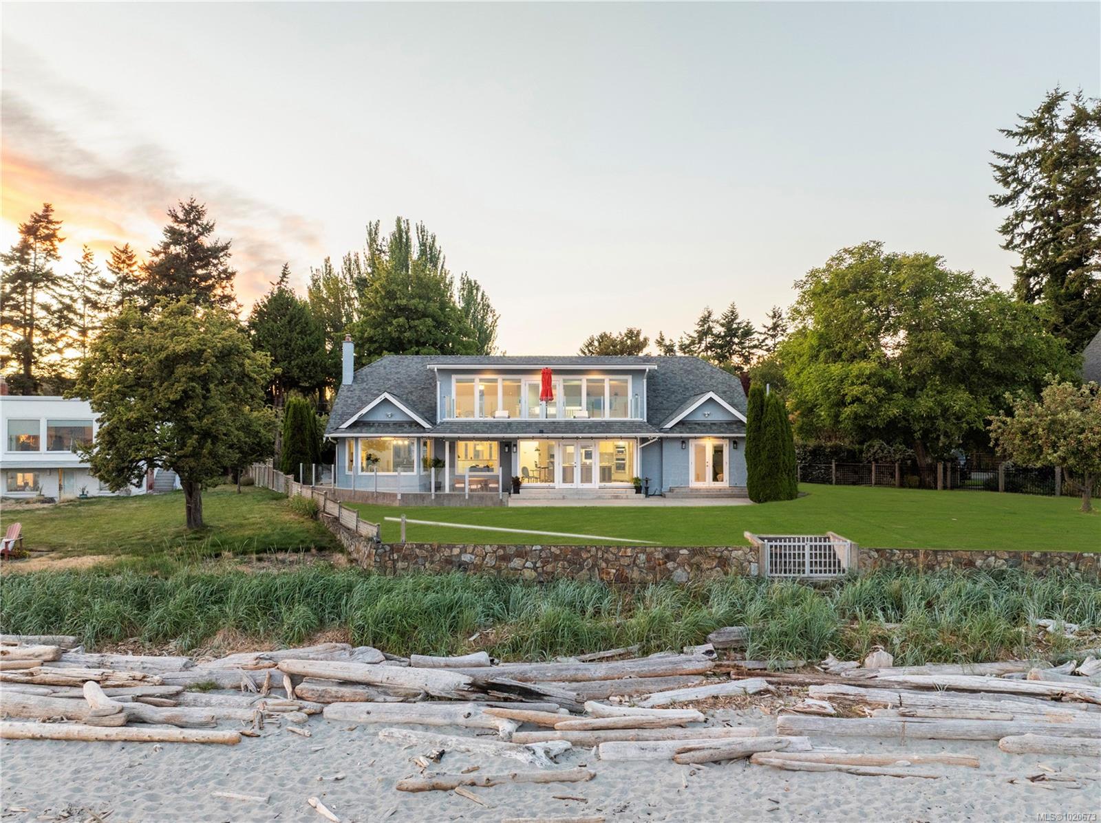 3905B Cadboro Bay Rd