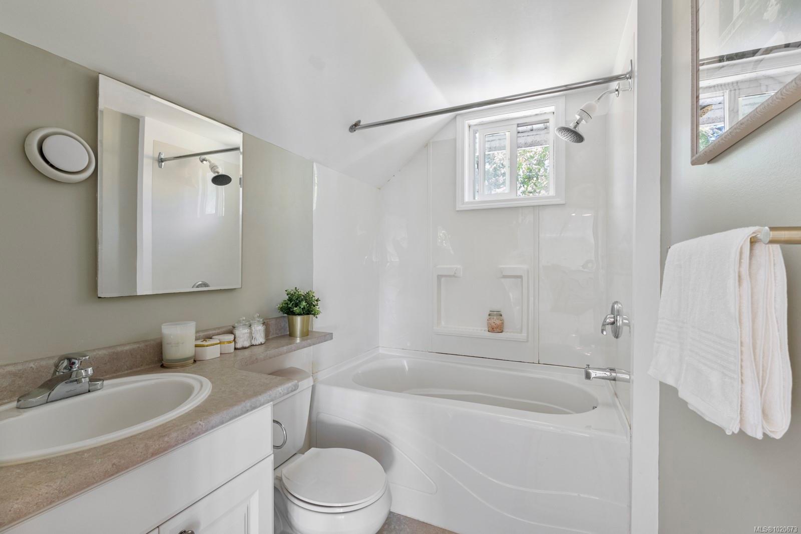 3905B Cadboro Bay Rd