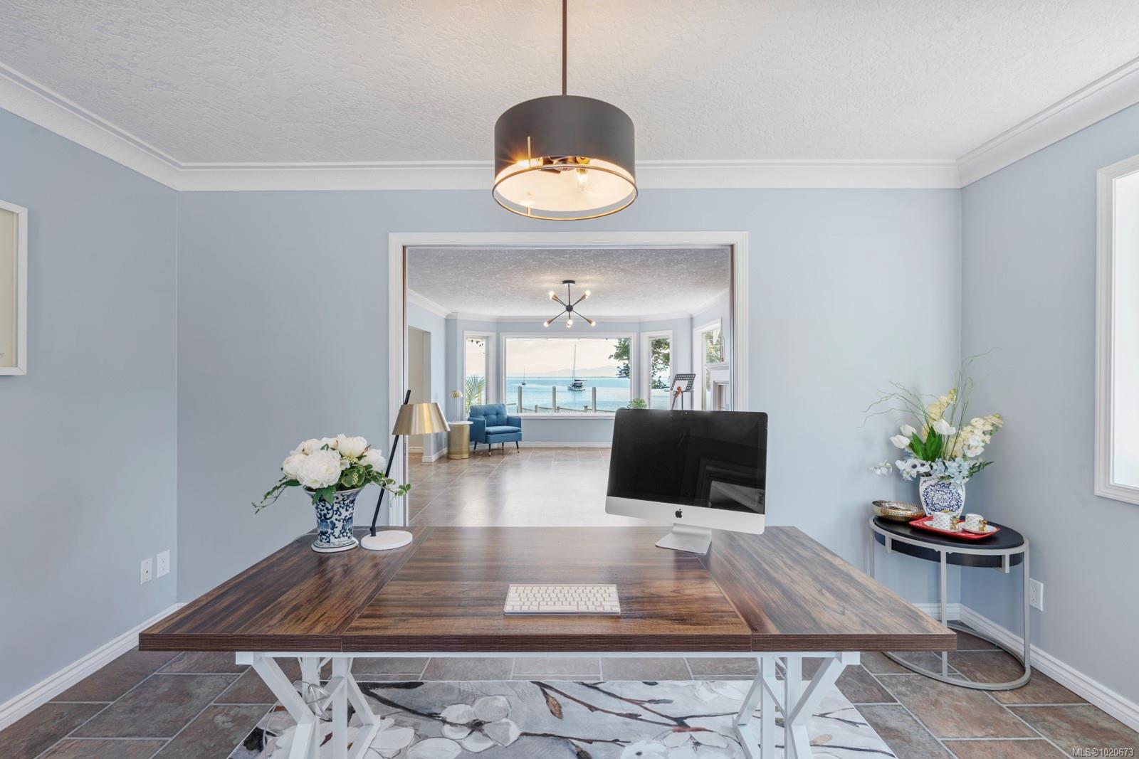 3905B Cadboro Bay Rd