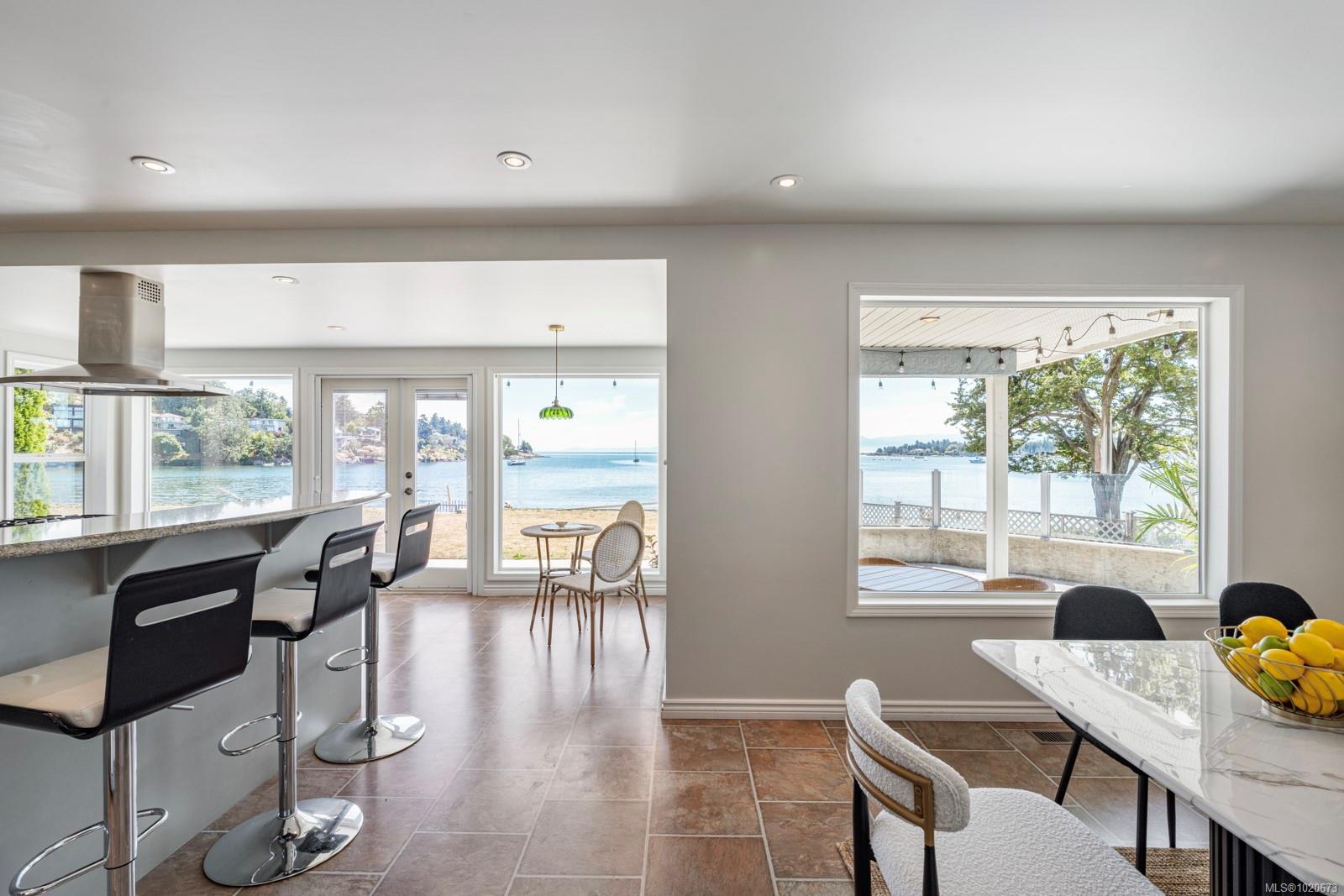 3905B Cadboro Bay Rd