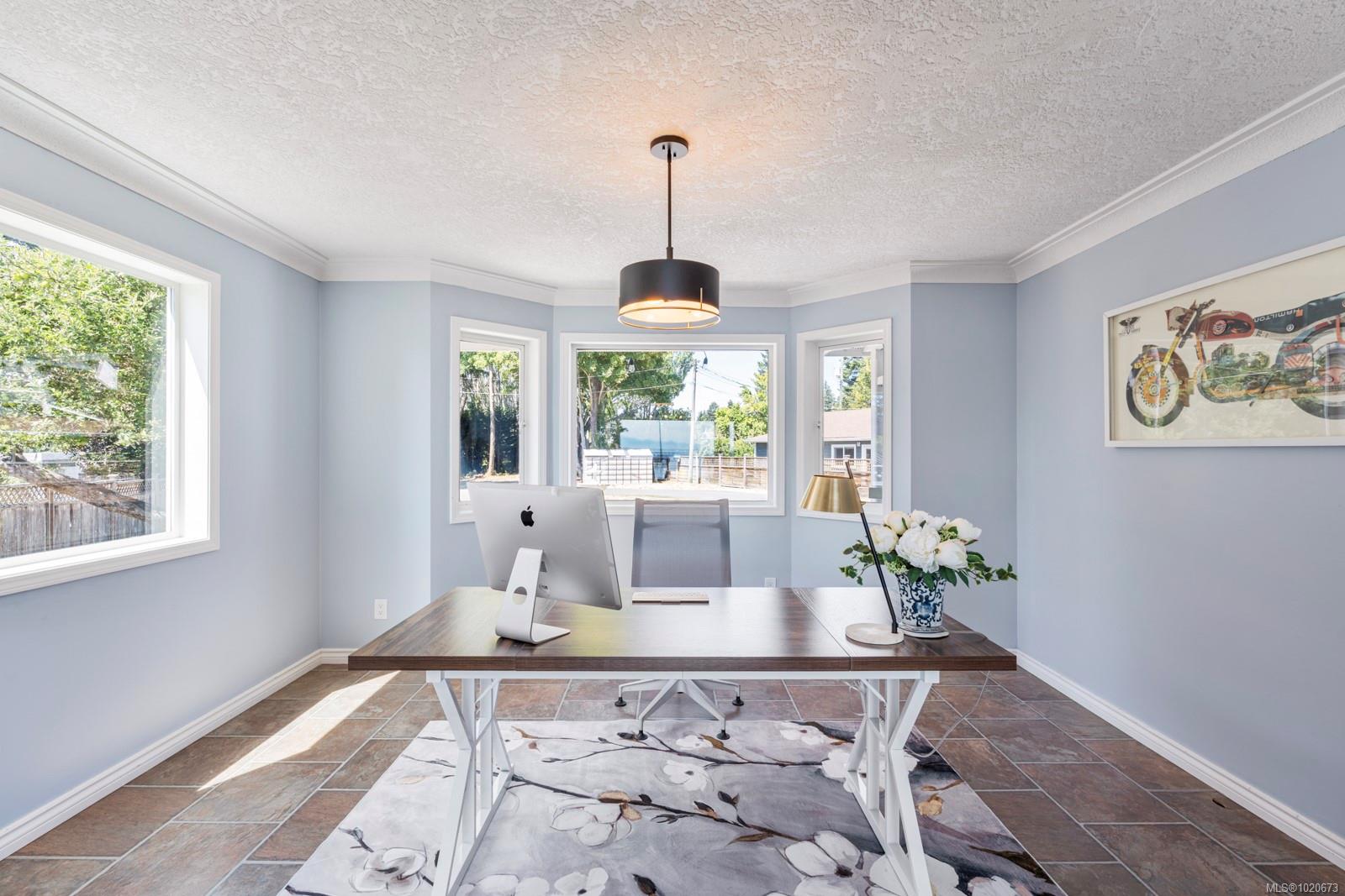 3905B Cadboro Bay Rd