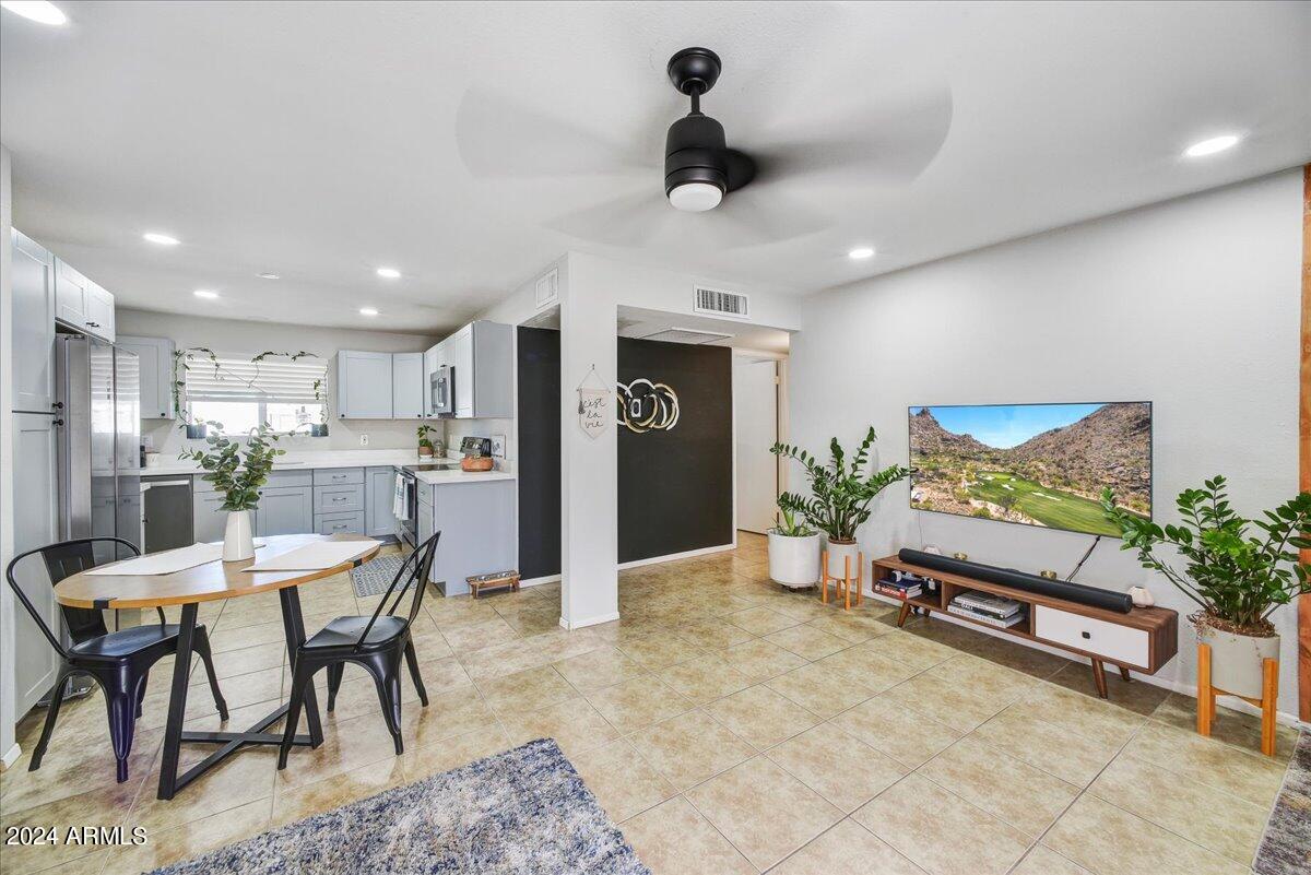 4732 E St Anne Avenue