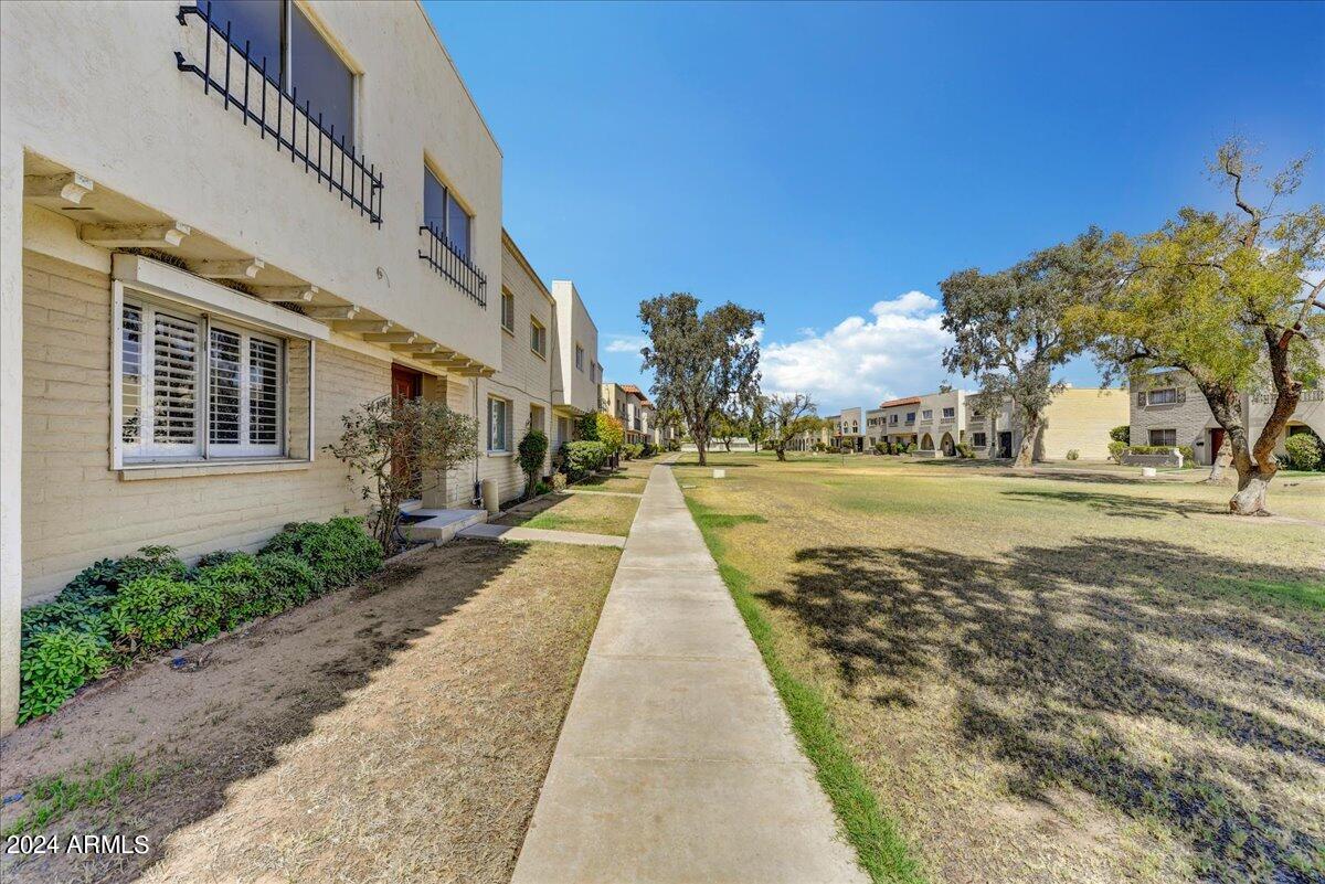 2034 W HAZELWOOD Parkway
