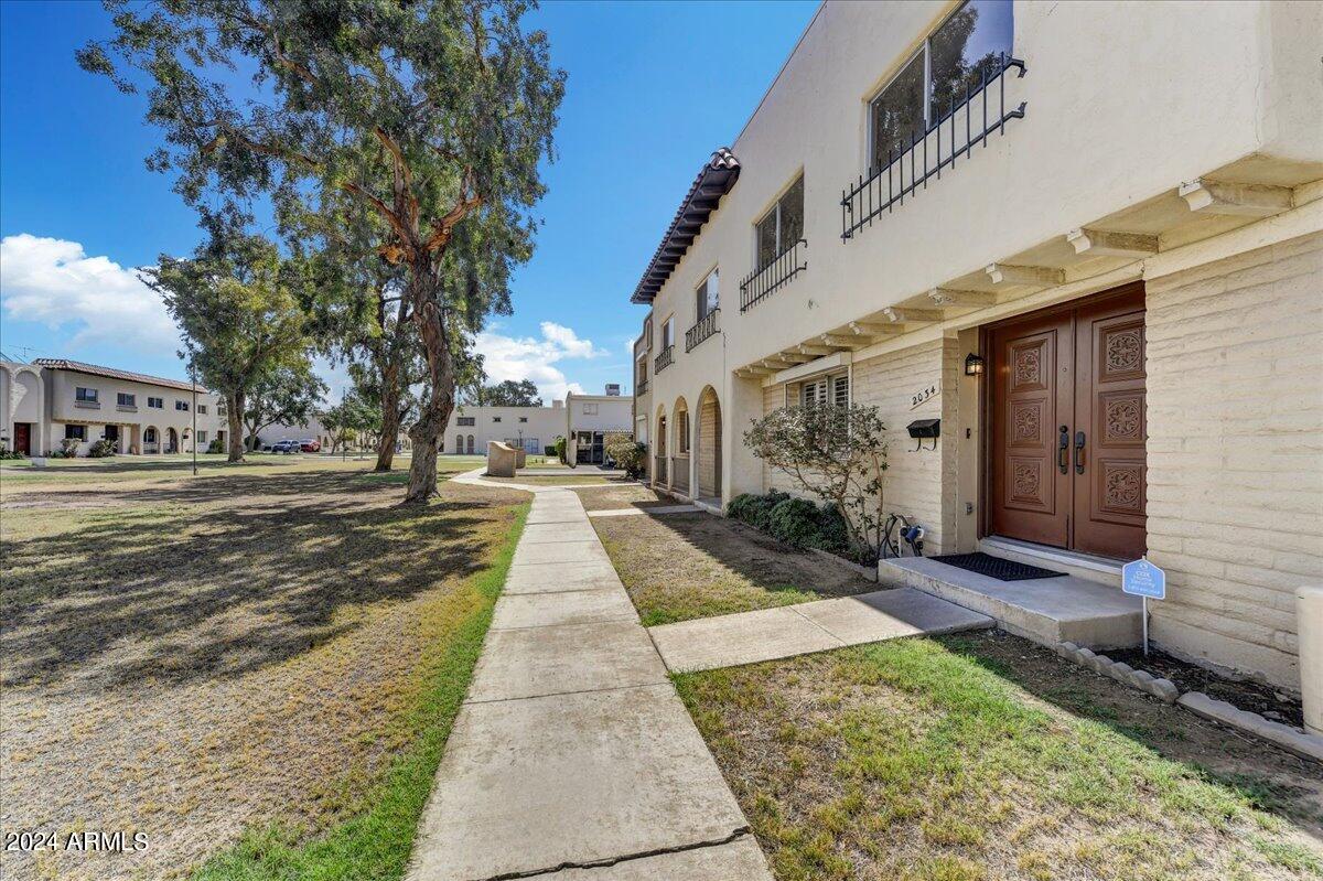2034 W HAZELWOOD Parkway