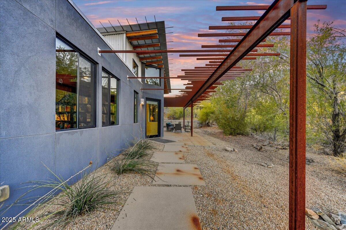 2701 E VOLTAIRE Avenue